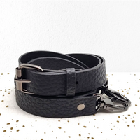 Bandouliere reglable en cuir grainé noir avec mousquetons et boucle de réglage coloris gris acier
