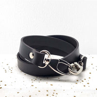 Bandoulière amovible à mousqueton pour pochette en cuir noir vegetal confectionn artisannale