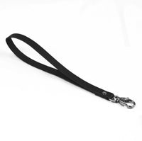 Dragonne en cuir noir grainé - mousqueton personnalisable - les-jolies-anses