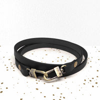 Bandoulière fine pour pochette en cuir noir lisse à mousquetons